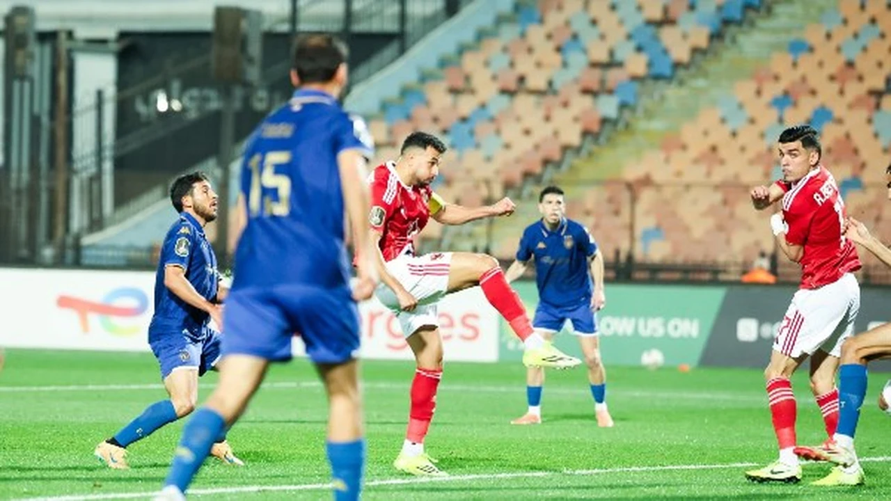 من داخل «واتس آب الحكام».. كواليس قرار مثير بشأن ركلة جزاء الأهلي